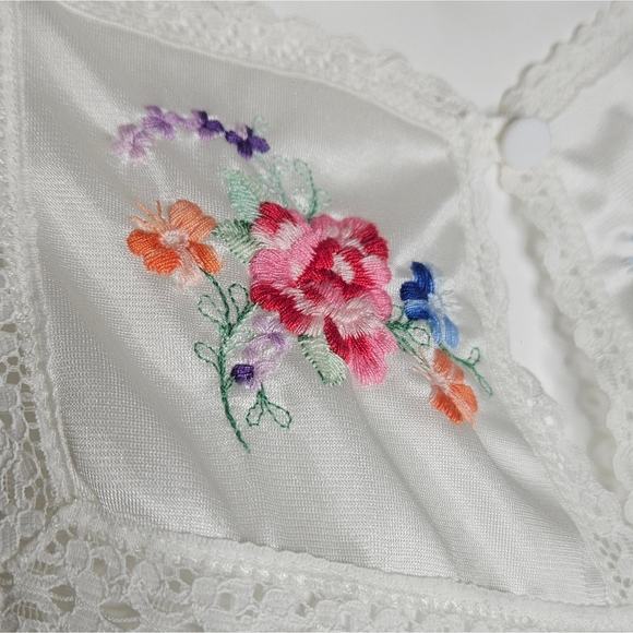 Vintage 70s Sears White Nylon Nightgown with Floral Embroidery, size Medium - Picture 4 of 9